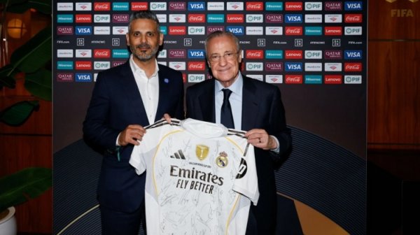 Conventional program! Real Madrid President Florentino exchanges gifts with Riyadh Crescent senior executives before the game