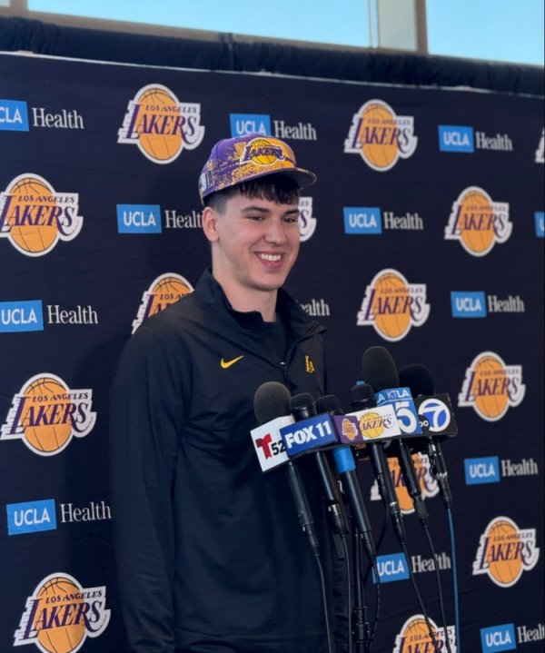 Laravia teased Aiton with reporters: What do people call him? Ruler-Aiton 🤣?