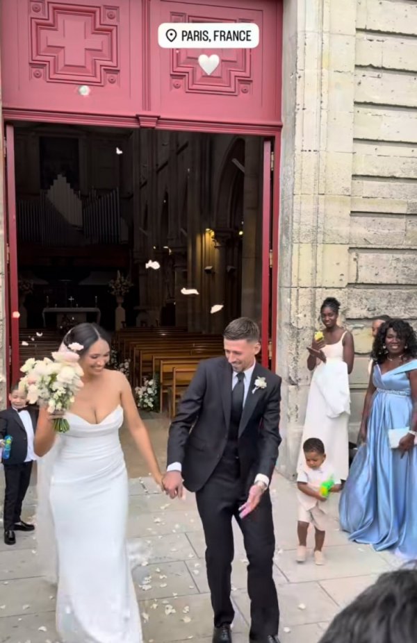 Congratulations! Lenglet married his girlfriend in Paris yesterday