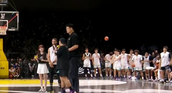 Fantasy linkage! Yao Fund and Curry brand charity cooperation Yao Ming and Curry are in the same frame