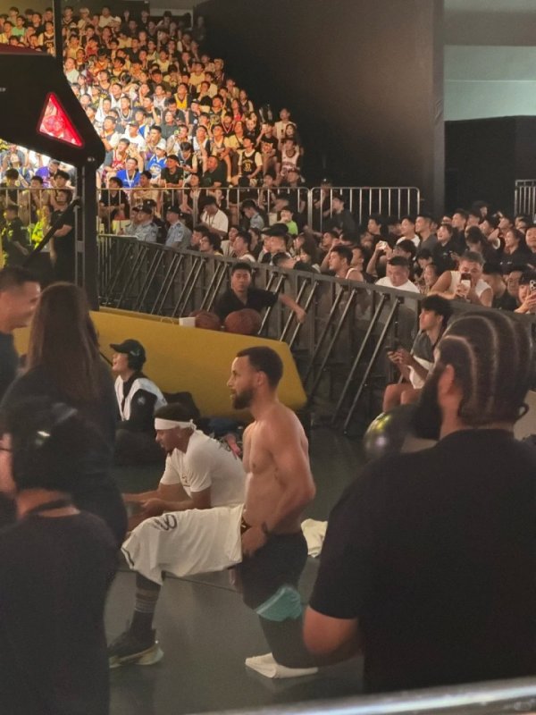 Female fans posted photos: Curry has changed his clothes in front of me, feasting his eyes, so strong!