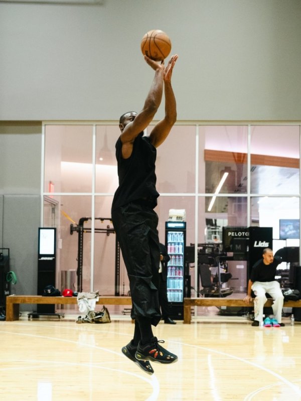 nonstop! Jaylen Brown ends his trip to China and returns to the United States to get off the plane to go to the stadium for training