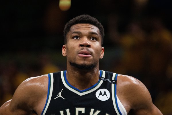 Shams: Antetokounmpo is sure to stay with the Bucks to continue playing in the new season