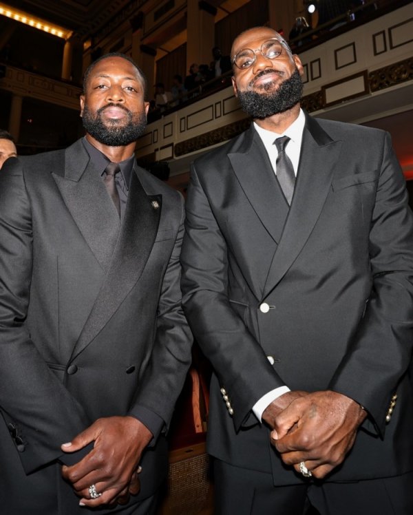 Zhan Wei won the & Melon Warcraft in the same frame! NBA official posted photos of the Hall of Fame yesterday