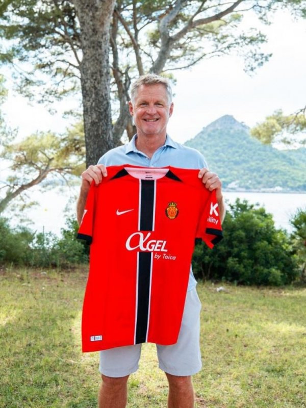 Steve Cole visits La Liga Mallorca Football Club and receives jersey No. 25
