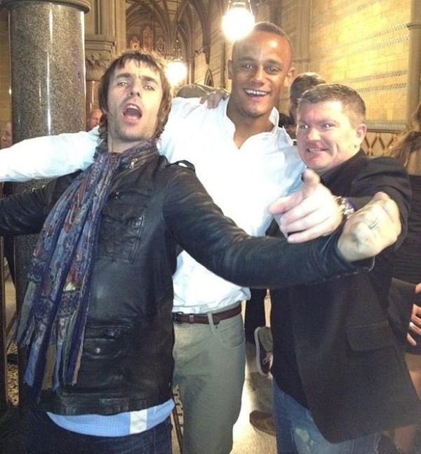 Kompany posted a message to mourn Manchester City loyal fans and boxing champion Hatton: Rest in peace, legend