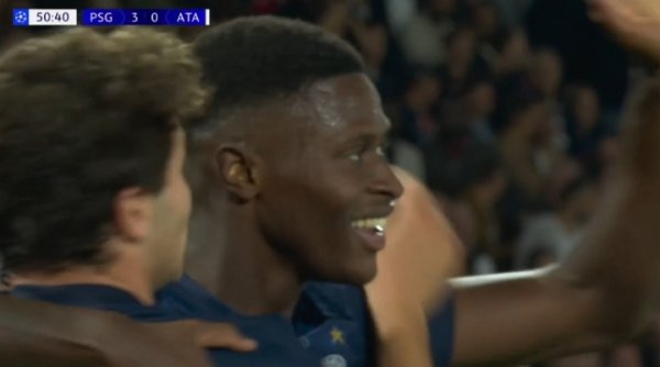 Supercar! Mendes dunked the defensive player and scored a goal from a small angle, and Paris led Atlanta 3-0!