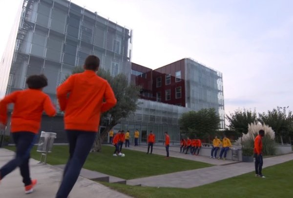 Bad economy! Each body: La Macia saves Barcelona from fire and fire, the latter can only accept Manchester United abandoned players