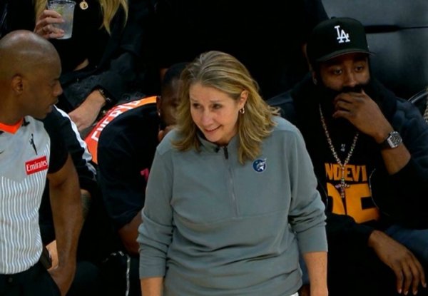 Support the Mercury team on the spot again! Harden watches the WNBA playoffs Mercury vs Bobcats