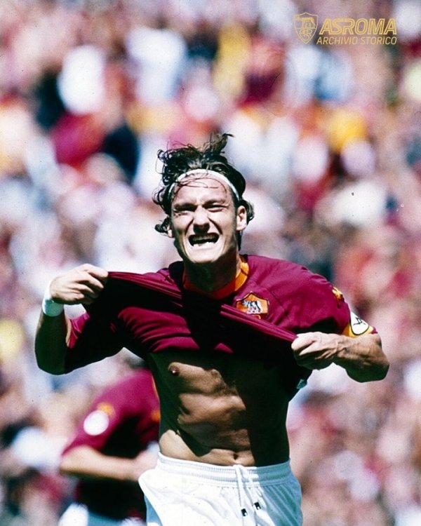 Totti celebrates his 49th birthday today, and the Roman official pushed blessing: Totti is Rome