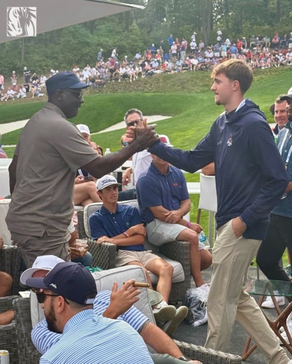 Flag and Jordan shook hands in the Ryder Cup! The Mavericks Official: Historic Same-Frame⛳️
