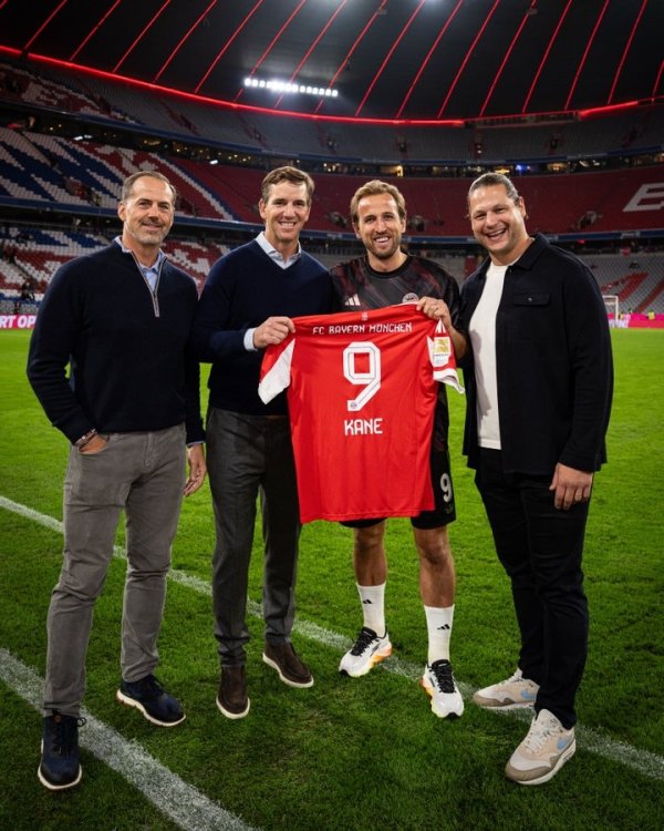 NFL legendary star Manning visits Bayern Club and receives Kane s signature jersey