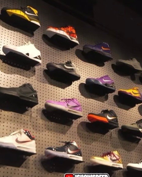 Brother Hyperthyroidism visited Booker’s collection warehouse live! Various rare sneakers + classic car collection!