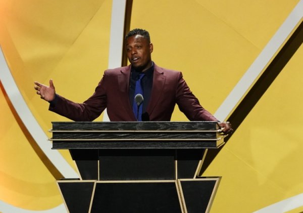 Pierce: You can use a female phone to check everyone s salary in the team, and specialize in picking players in the back section.