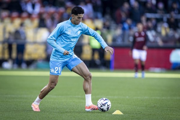 Post: Marseille defender Agde was attacked by fans at the airport and almost slapped in the face