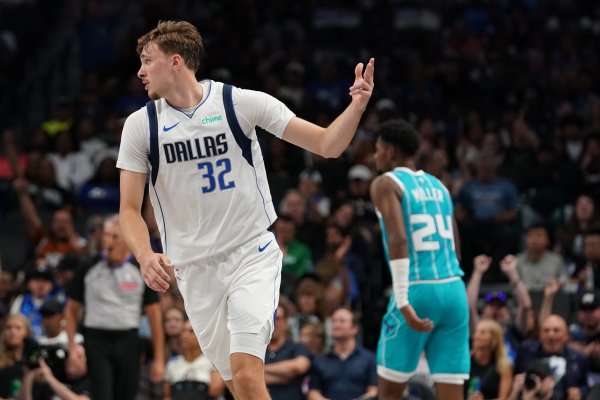 Excellent offensive and defensive strength! Flagg scored 11 points, 4 of 7 in the half, 3 rebounds, 4 assists and 3 steals, with a plus-minus of +9!