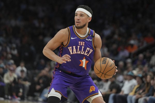 All-round output! Booker scored 18 points on 4-of-12 shooting, 5 rebounds, 5 assists and 1 steal, with the highest plus-minus value of +14.