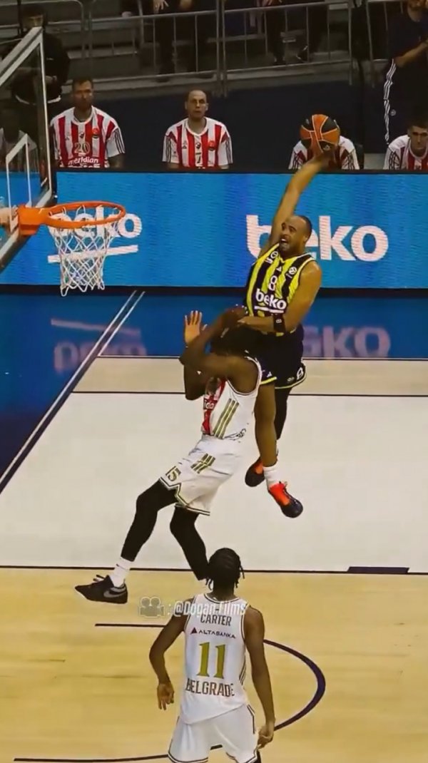 The talent is the envy of others! Former Lakers player Tucker performed a shocking and brutal dunk in the European League💥