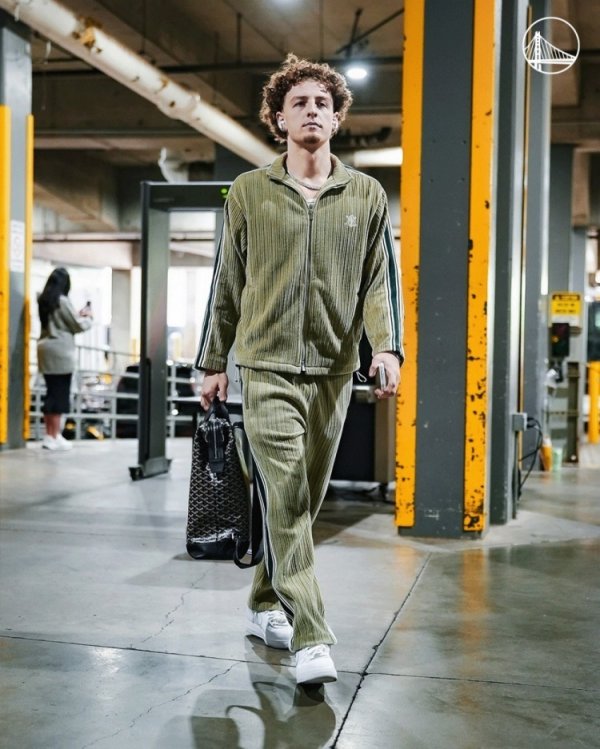 Warriors entrance photo: Curry is a solid primary school student, Moody is a bit bald, TJD is wearing autumn clothes?