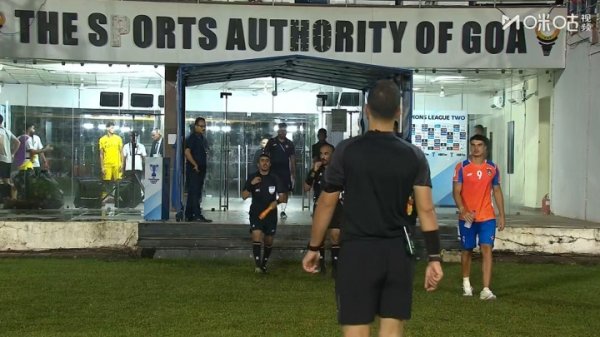 It s broken like this... At the entrance of the Goa team s home tunnel, the surface of the light sign fell off and became blank.