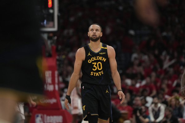 Nothing can be done! Curry made 12% of 22 shots, 267 three-pointers, 35 points, 6 rebounds, 3 assists, 1 steal, and 2 blocks.