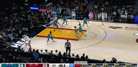 He is so handsome! The Huskers glided from the middle and dunked with both hands. It was very dangerous to hit the ground flat!