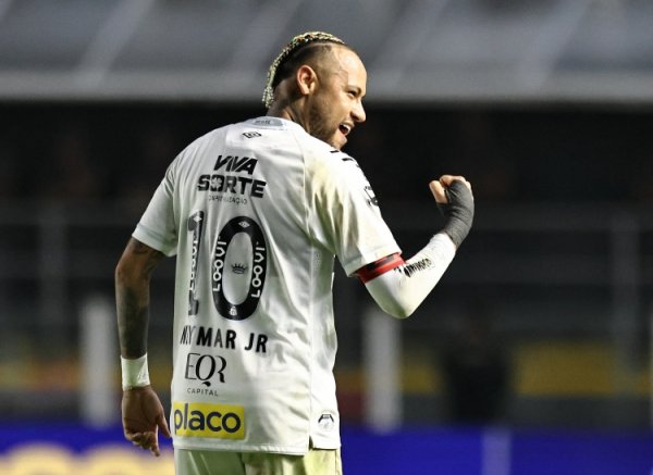 AS: Santos still hopes to renew Neymar s contract, with the goal of signing him until after the 2026 World Cup