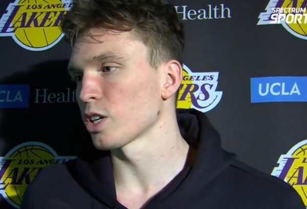 Reeves scored 92 points in the last 2 games! Knecht: I m not surprised. I ve been guarding him in training for the past two years.