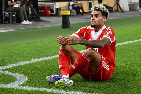 Kick away the big sword! Dias was criticized as 