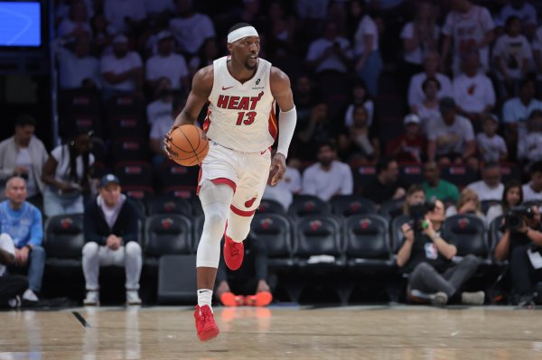 The score has reached double figures! Adebayo scored 10 points, 4 rebounds and 1 assist on 4-of-7 shooting in the first quarter.