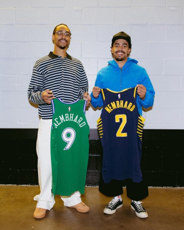Andrew Nembhard shares photos of brothers exchanging jerseys: the first pair of Canadian brothers to play in the NBA