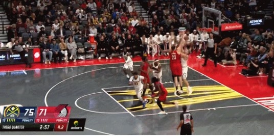 Already reached the realm of enlightenment! Jokic sent the quarterback a precise long pass without looking at anyone, and Watson caught the ball and hit the layup.