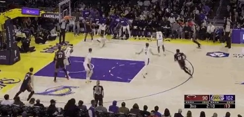 Wiggins was forced to defend & from the bottom corner and knocked down Doncic, but the referee didn t call it and directly hit the mid-range shot!