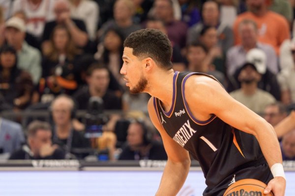 It’s hard to support a tree alone! Booker scored 17 points on 6-of-14 shooting in the first half, 2 rebounds, 1 assist, and 1 steal. He made 5 of 5 free throws, 26 of 26, and 0 of 3 three-pointers.