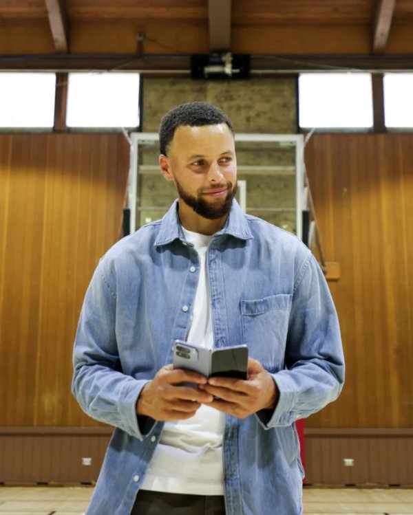 Curry posted a behind-the-scenes video of a commercial for Google’s foldable phone, and Butler’s weird and confusing look