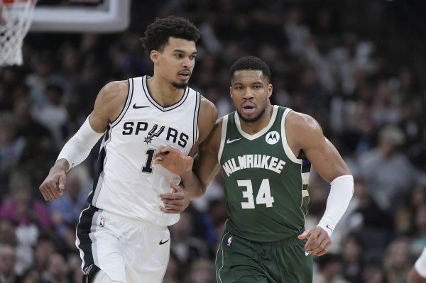 Lu Wei: Ben Yama should learn from Antetokounmpo. He should hold the ball more in transition