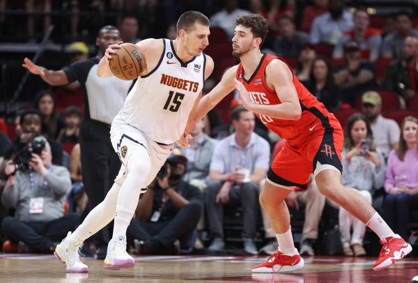 All-around center! Players with 200 points, 100 rebounds and 70 assists so far this season: Jokic, Shen Jing